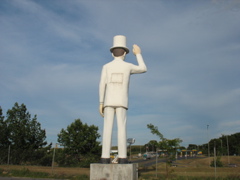 The waving man of Springfield, from the back