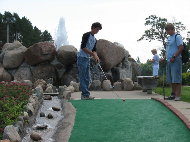 Alex putts at K hole 4