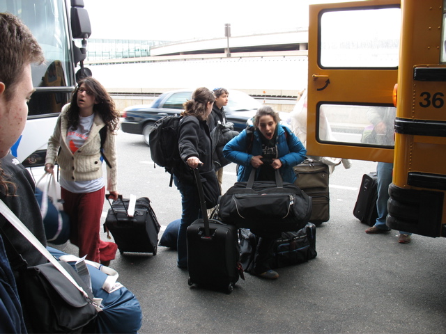 Gabe, Corrine, Melanie, Jill, Shosh unload luggage