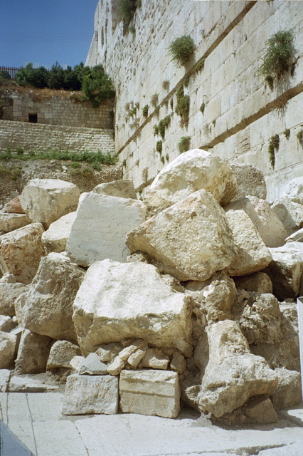 Kotel Fallen Stones